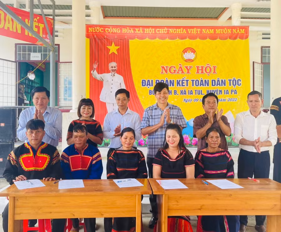 Cán bộ và Nhân dân buôn Biah B ký cam kết xây dựng Khu dân cư văn hóa năm 2023. Ảnh: Vũ Chi