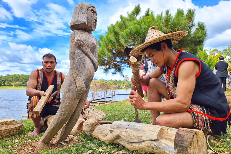Nghệ nhân A Gông và A Ya (người Xơ Đăng) trình diễn nghệ thuật tạc tượng bên hồ Xuân Hương, TP Đà Lạt