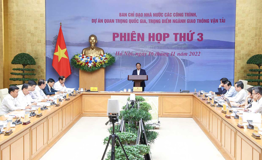 Thủ tướng Phạm Minh Chính, Trưởng ban Chỉ đạo Nhà nước các công trình, dự án quan trọng quốc gia, trọng điểm ngành giao thông vận tải (GTVT) chủ trì phiên họp thứ ba của Ban Chỉ đạo. Ảnh VGP/Nhật Bắc Quang cảnh phiên họp. Ảnh nguồn VGP