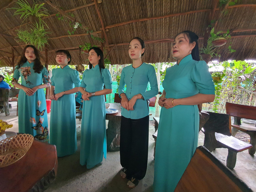  Các cô gái trong trang phục truyền thống cùng thể hiện các làn điệu ca nhạc tài tử gây ấn tượng cho du khách. Ảnh: Khang Ka 