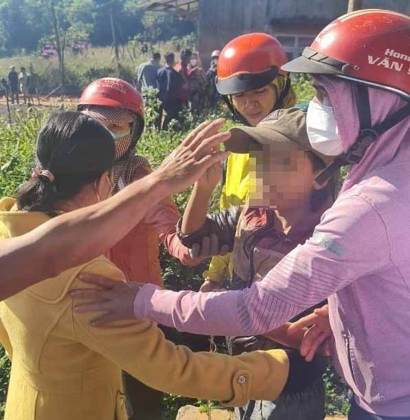 Cháu M. được đưa giao cho người thân chăm sóc sau khi được giải cứu. Ảnh: Người dân cung cấp