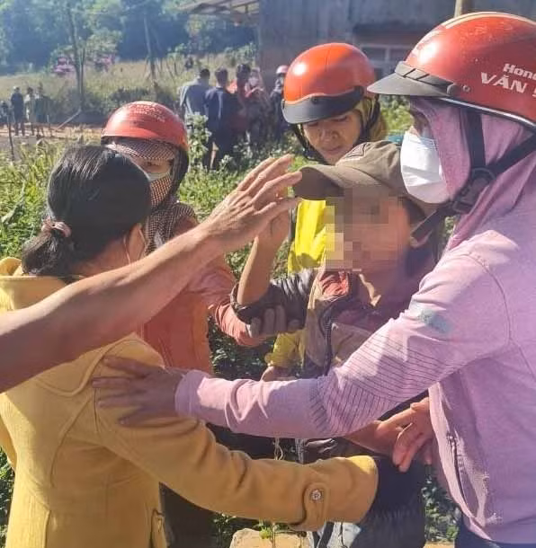 Cháu M. được đưa giao cho người thân chăm sóc sau khi được giải cứu. Ảnh: Người dân cung cấp