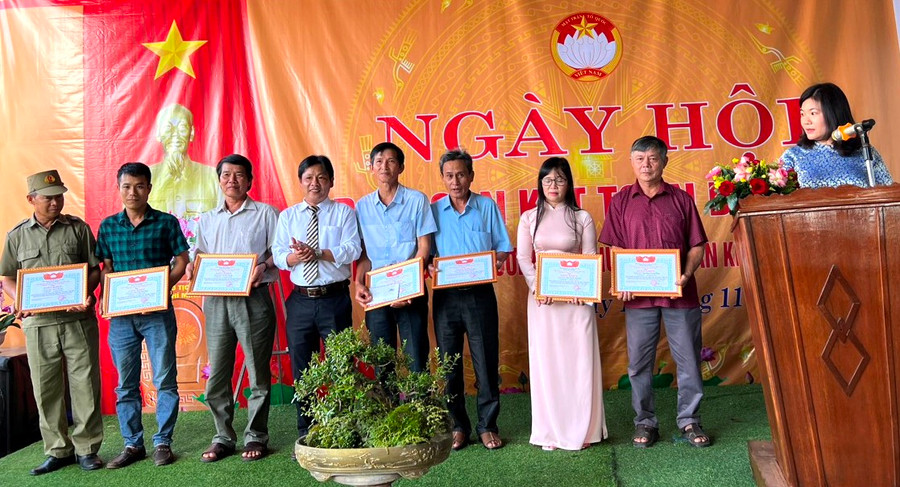 Lãnh đạo Ủy ban MTTQ Việt Nam phường An Phú tặng giấy khen cho gia đình tiêu biểu vì có thành thích xuất sắc trong cuộc vận động Toàn dân đoàn kết xây dựng nông thôn mới, đô thị văn minh năm 2022. Ảnh. Đinh Yến