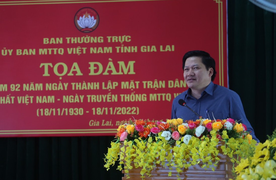 Phó Chủ tịch Thường trực HĐND tỉnh chúc mừng nhân ngày Truyền thống. Ảnh: Anh Huy