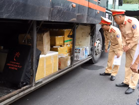 Lực lượng CSGT kiểm tra xe khách. Ảnh: Công an Hà Tĩnh