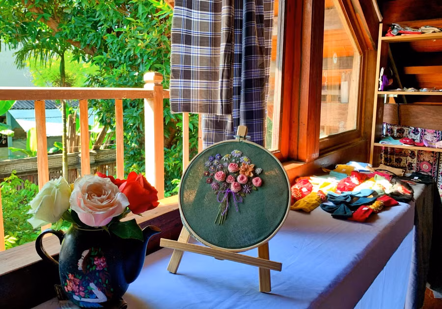 Không gian nhỏ nơi hằng ngày Thanh Huyền tạo ra các sản phẩm thủ công đẹp mắt. Ảnh: M.L