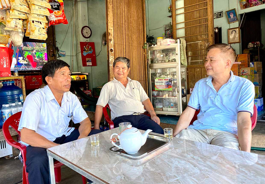 Ông Trần Thanh Phong (bìa phải) trao đổi với đảng viên trong chi bộ về công tác xây dựng chính quyền, xây dựng hệ thống chính trị ở địa phương. Ảnh: Hà Duy Ông Trần Thanh Phong (bìa phải) trao đổi với đảng viên trong chi bộ về công tác xây dựng chính quyền, xây dựng hệ thống chính trị ở địa phương. Ảnh: Hà Duy