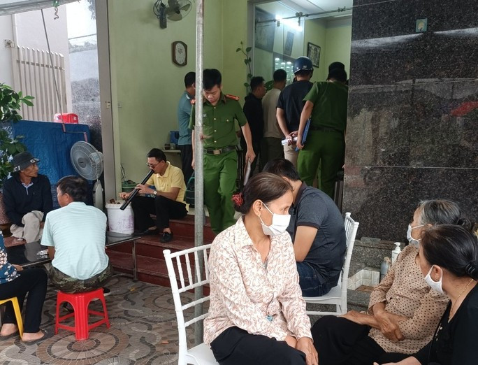 Lực lượng công an khám nghiệm hiện trường