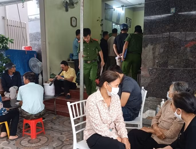 Lực lượng công an khám nghiệm hiện trường