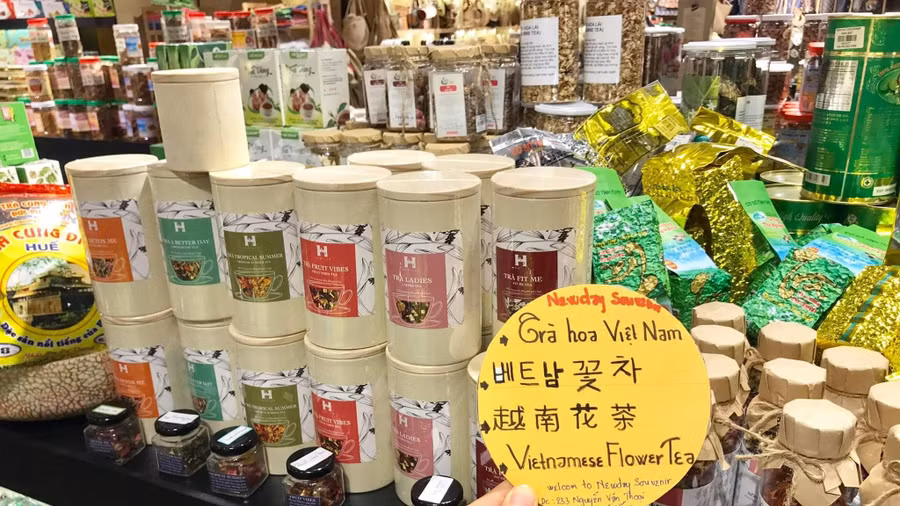 Sản phẩm trà hoa, thảo mộc của chị Ngân được tham gia triển lãm về Nông Nghiệp và Thực Phẩm tại Hàn Quốc năm 2018. Ảnh: NVCC