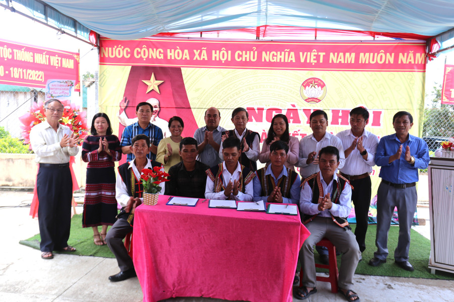 Ban công tác mặt trận làng Kruối Chai ký kết các cuộc vận động và phong trào thi đua yêu nước Ảnh: Văn Ngọc