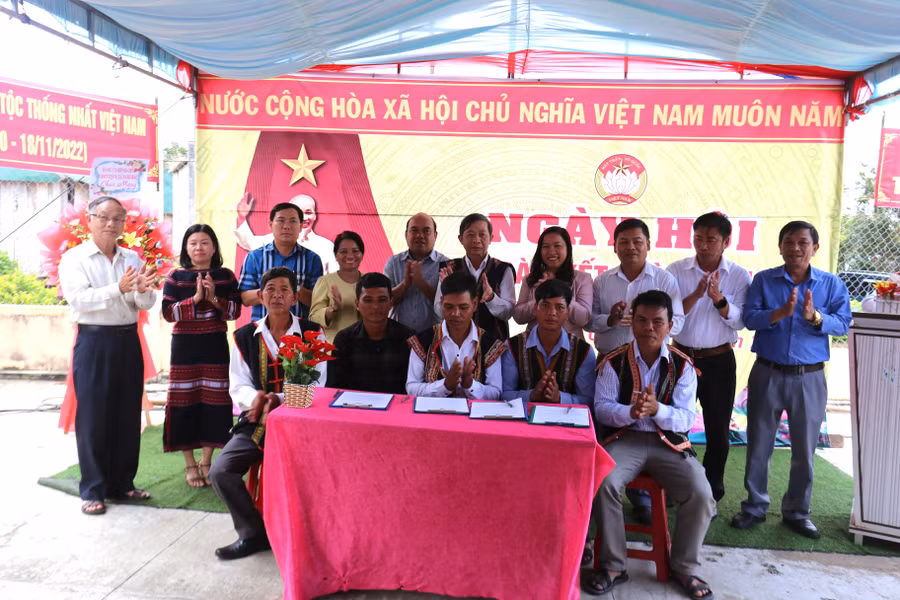 Ban công tác mặt trận làng Kruối Chai ký kết các cuộc vận động và phong trào thi đua yêu nước Ảnh: Văn Ngọc