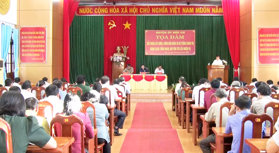 Quang cảnh buổi tọa đàm về đẩy mạnh xây dựng, chỉnh đốn Đảng và hệ thống chính trị trong sạch vững mạnh, đáp ứng yêu cầu nhiệm vụ do Huyện ủy Đức Cơ tổ chức. Ảnh: Thanh Tịnh