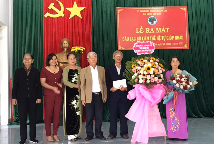 Quang cảnh lễ ra mắt Câu lạc bộ Liên thế hệ tự giúp nhau thôn Nhơn Tân. Ảnh: Minh Hoàn