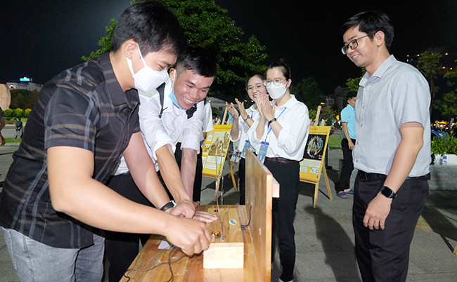 Nhiều bạn trẻ hào hứng với các trò chơi khoa học. Ảnh: Báo Bình Định Nhiều bạn trẻ hào hứng với các trò chơi khoa học. Ảnh: Báo Bình Định