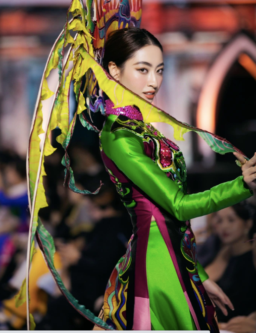 Hình ảnh Hoa hậu Lương Thùy Linh khi diện áo dài duyên dáng của NTK Vũ Lan Anh.