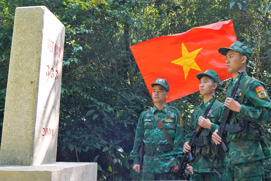 Bộ đội Đồn biên phòng Nghĩa Thuận bên mốc giới 333.