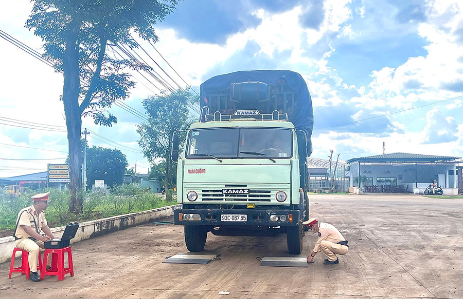 Lực lượng Cảnh sát Giao thông Công an huyện Ia Grai cân tải trọng xe có dấu hiệu quá tải. Ảnh: Minh Phương
