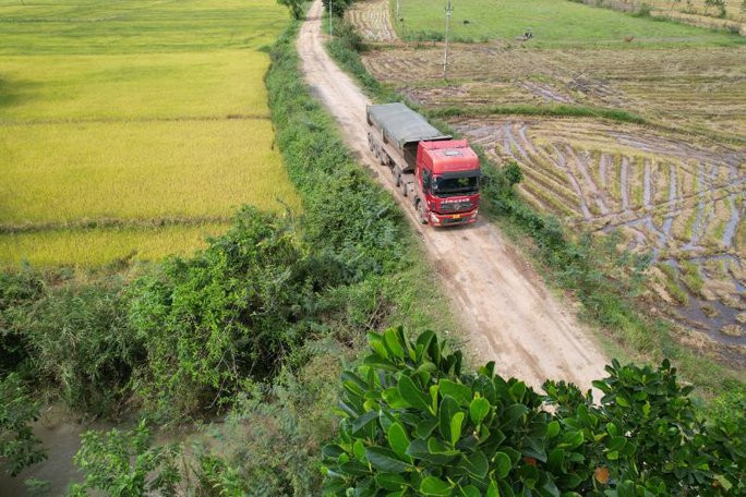 Một chiếc xe đầu kéo chở cát từ bãi tập kết của Công ty TNHH Hưng Vũ không qua trạm cân