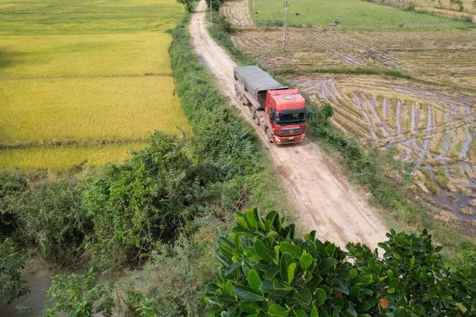 Một chiếc xe đầu kéo chở cát từ bãi tập kết của Công ty TNHH Hưng Vũ không qua trạm cân