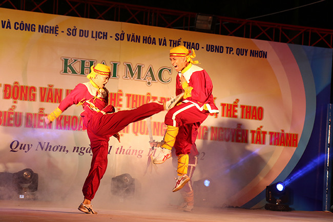 Tiết mục đối luyện do các VĐV Trung tâm Võ thuật cổ truyền Bình Định biểu diễn tại lễ khai mạc. Ảnh: Báo Bình Định Tiết mục đối luyện do các VĐV Trung tâm Võ thuật cổ truyền Bình Định biểu diễn tại lễ khai mạc. Ảnh: Báo Bình Định