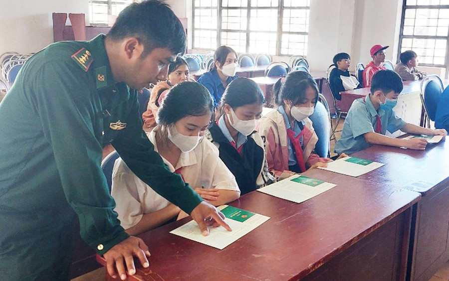  Cán bộ Đồn Biên phòng Ia Pnôn tuyên truyền Luật Biên phòng Việt Nam cho các em học sinh Trường Tiểu học và THCS Lương Thế Vinh. Ảnh: Vĩnh Hoàng