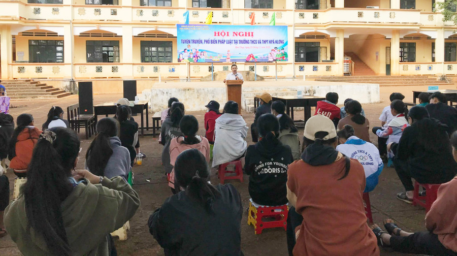 Đông đảo học sinh tham gia tại buổi tuyên truyền. Ảnh: Minh Hoàn