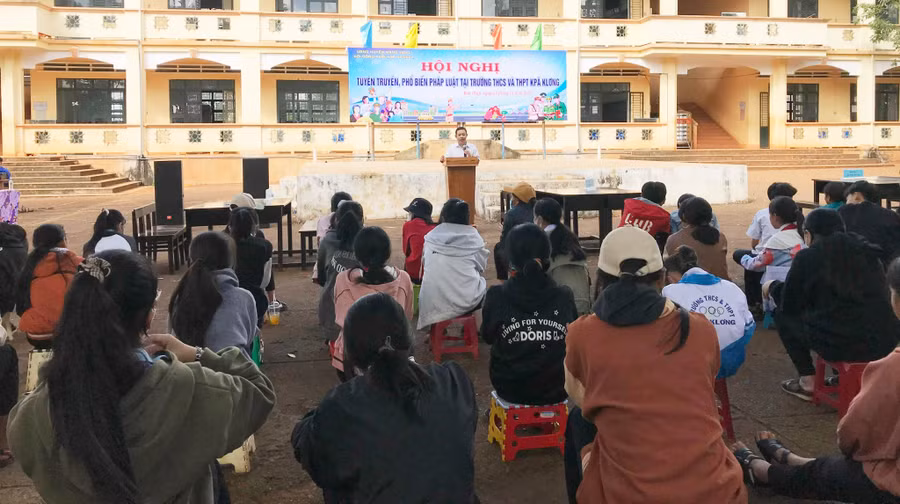 Đông đảo học sinh tham gia tại buổi tuyên truyền. Ảnh: Minh Hoàn