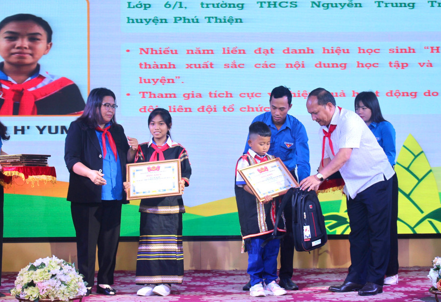 Đồng chí Rah Lan Chung (bìa phải)-Phó Bí thư Tỉnh ủy, Trưởng ban Nội chính Tỉnh ủy và đồng chí Hà Thị Giang Thảo (bìa trái)-Bí thư Tỉnh Đoàn tặng bằng khen của Ban Chấp hành Tỉnh Đoàn cho các thiếu nhi tiêu biểu. Ảnh: Phan Lài Đồng chí Rah Lan Chung (bìa phải)-Phó Bí thư Tỉnh ủy, Trưởng ban Nội chính Tỉnh ủy và đồng chí Hà Thị Giang Thảo (bìa trái)-Bí thư Tỉnh Đoàn tặng bằng khen của Ban Chấp hành Tỉnh Đoàn cho các thiếu nhi tiêu biểu. Ảnh: Phan Lài