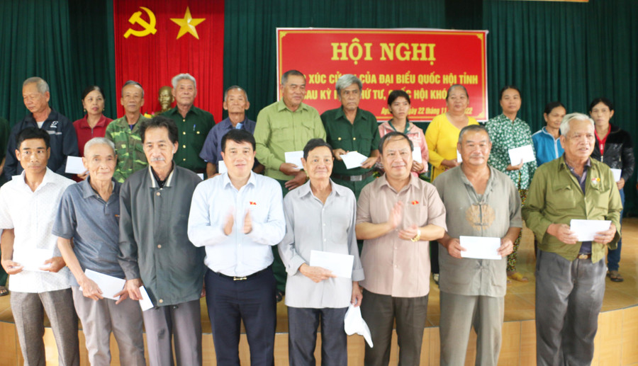 Đoàn đại biểu Quốc hội tỉnh tặng 20 suất quà cho các gia đình chính sách, người có công trên địa bàn xã Ayun Hạ, huyện Phú Thiện. Ảnh: Quang Tấn