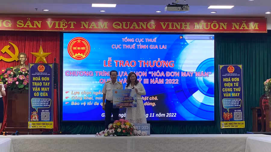 Ông Ksor Kut-Phó Cục Trưởng Cục Thuế tỉnh trao giải Nhất cho Cửa hàng Thanh Quyên. Ảnh: Sơn Ca.