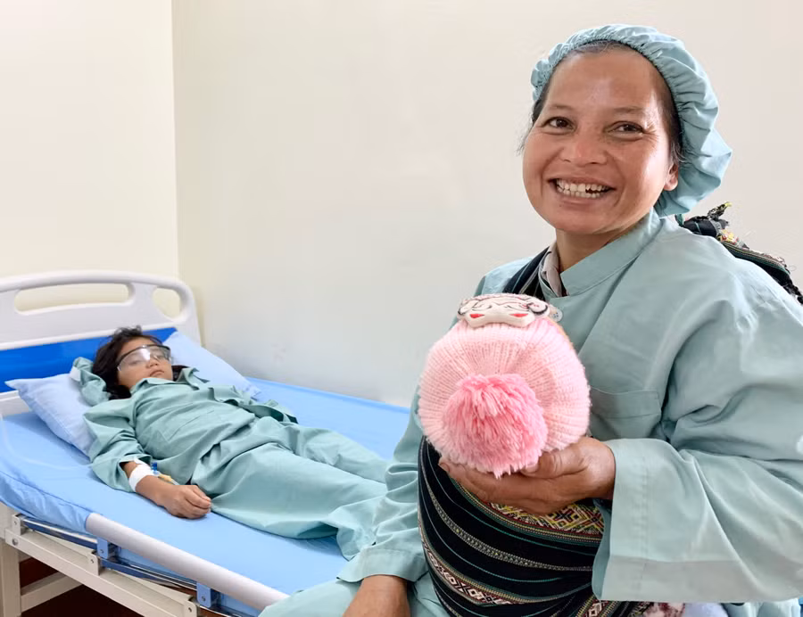 Gia đình Y Nghĩ hết sức vui mừng khi con đã tìm lại ánh sáng. Ảnh: Như Nguyện