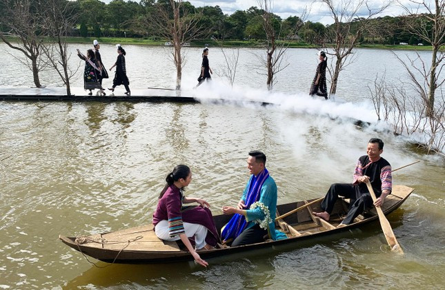 Một cảnh diễn trên hồ Một cảnh diễn trên hồ