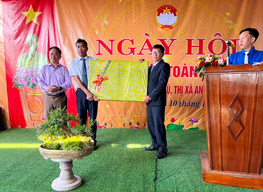 Thị xã An Khê tặng quà cho Tổ dân phố 15 và 2 hộ nghèo. Ảnh. Đinh Yến