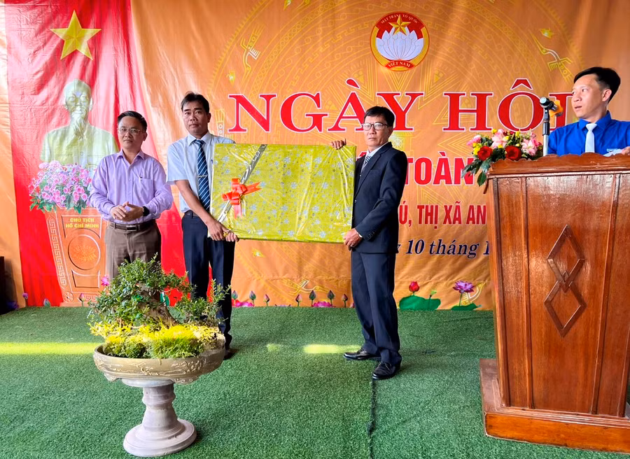 Thị xã An Khê tặng quà cho Tổ dân phố 15 và 2 hộ nghèo. Ảnh. Đinh Yến