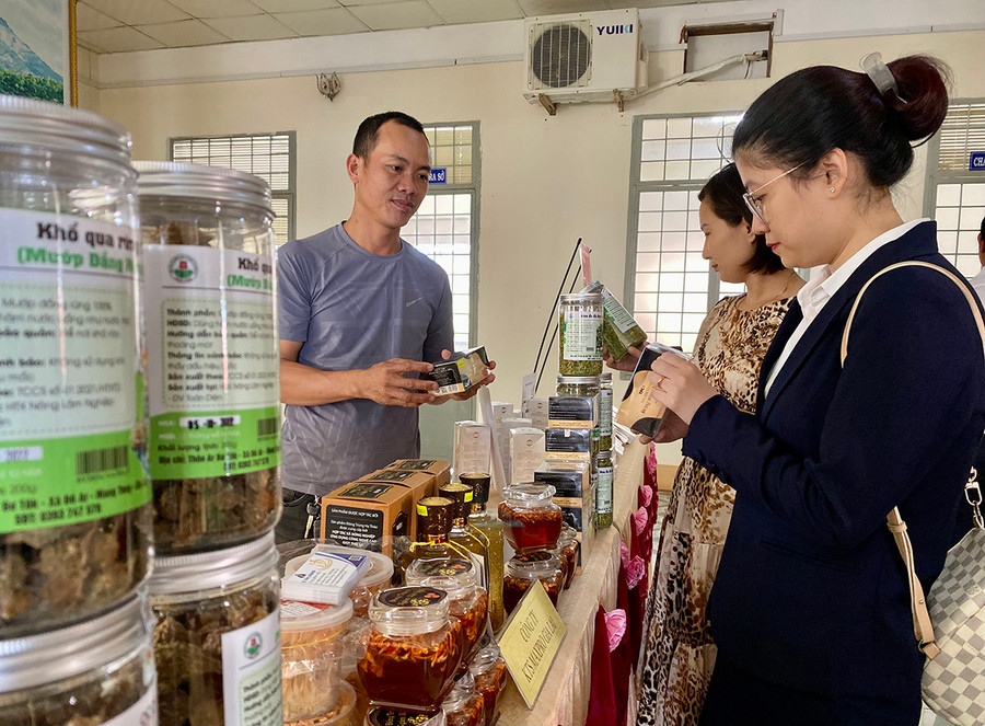 Khách hàng tham quan, tìm hiểu sản phẩm của Hợp tác xã Nông-lâm nghiệp và dịch vụ Toàn Diện (xã Đê Ar, huyện Mang Yang). Ảnh: Hà Duy
