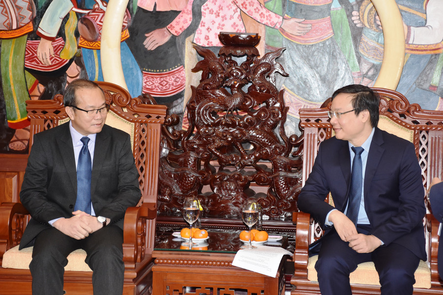 Chủ tịch UBND tỉnh Trương Hải Long (bìa phải) trao đổi với Tổng Lãnh sự quán Lào Souphanh Hadaoheuang. Ảnh: Vĩnh Hoàng