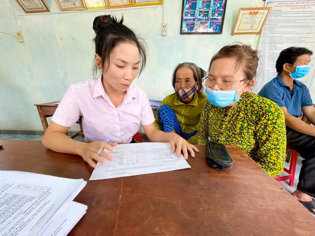 Nhóm và tổ giúp việc tại mỗi xã, phường ở thị xã Hoài Nhơn phải làm việc 3 ca/ngày để chi trả tiền bồi thường cho người dân. Ảnh: VGP/Minh Trang