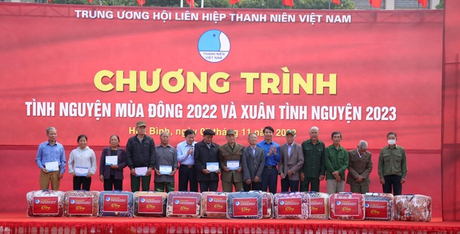 Anh Nguyễn Ngọc Lương-Bí thư thường trực T.Ư Đoàn, Chủ tịch T.Ư Hội LHTN Việt Nam tặng quà tại chương trình. Ảnh: Báo Tiền Phong