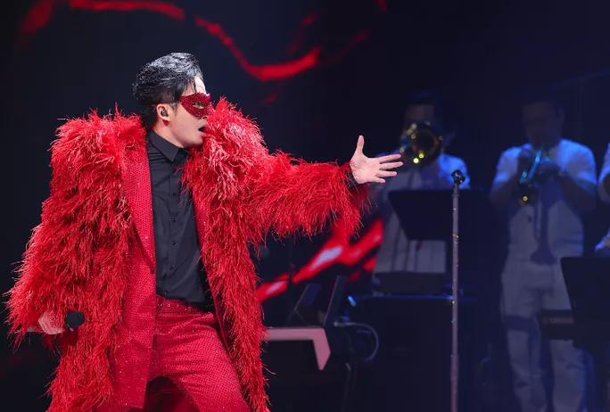 Tùng Dương mạnh tay đầu tư cho liveshow của mình, không chỉ về âm nhạc mà còn sân khấu, âm thanh và cả trang phục.