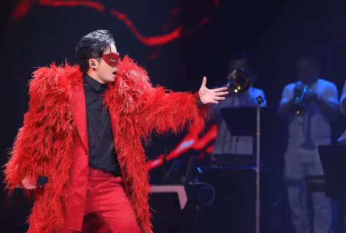 Tùng Dương mạnh tay đầu tư cho liveshow của mình, không chỉ về âm nhạc mà còn sân khấu, âm thanh và cả trang phục.