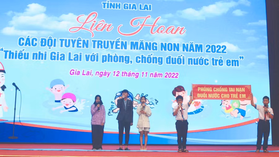 Liên hoan các đội tuyên truyền măng non năm 2022 đã tạo sân chơi cho các đội thi bày tỏ quan điểm của mình về vấn đề phòng-chống đuối nước trẻ em. Ảnh: Minh Nhật