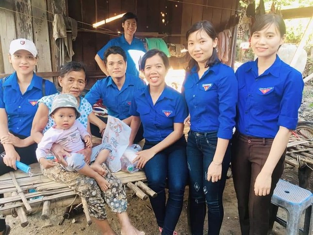 Cô Trân thăm, tặng quà người dân vùng khó khăn