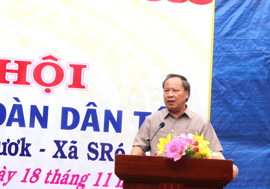 Phó Bí thư Thường trực Tỉnh ủy Châu Ngọc Tuấn phát biểu tại Ngày hội Đại đoàn kết dân tộc làng Kươk. Ảnh: Ngọc Minh