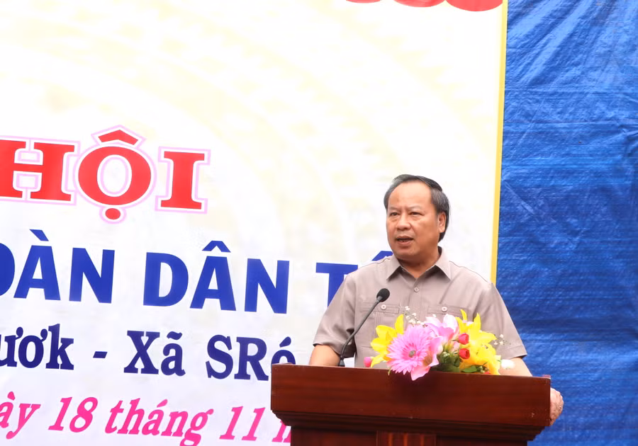 Phó Bí thư Thường trực Tỉnh ủy Châu Ngọc Tuấn phát biểu tại Ngày hội Đại đoàn kết dân tộc làng Kươk. Ảnh: Ngọc Minh