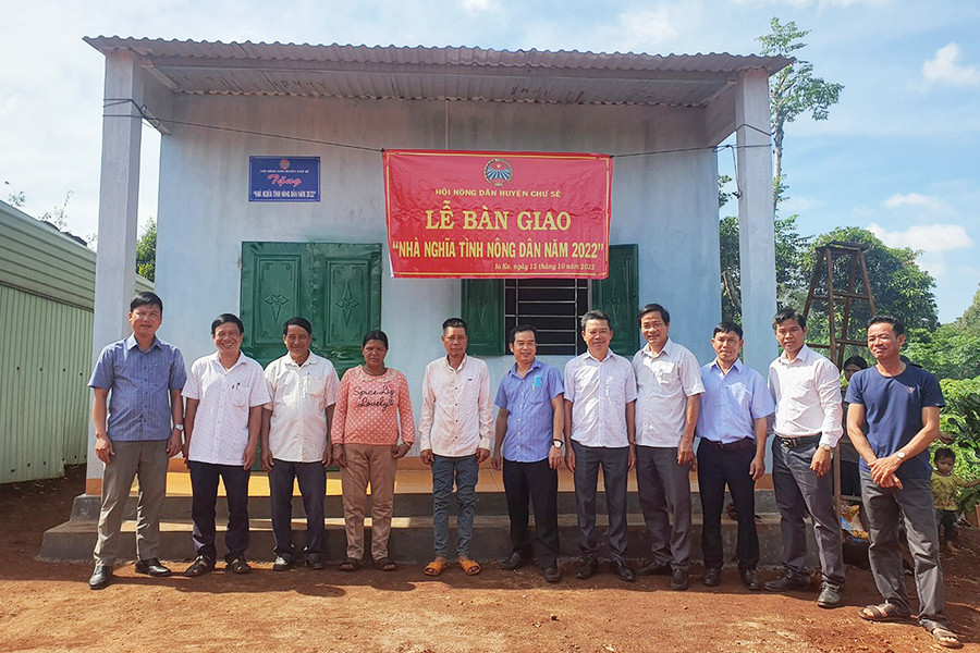 Hội Nông dân huyện Chư Sê bàn giao Nhà nghĩa tình nông dân năm 2022 cho hội viên nghèo xã Ia Ko. Ảnh: Phạm Ngọc Hội Nông dân huyện Chư Sê bàn giao Nhà nghĩa tình nông dân năm 2022 cho hội viên nghèo xã Ia Ko. Ảnh: Phạm Ngọc