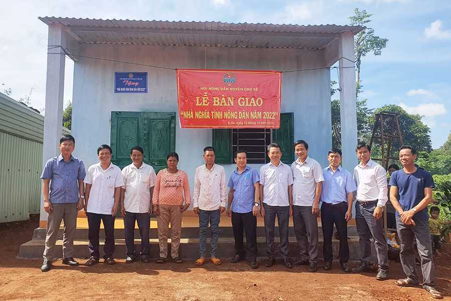 Hội Nông dân huyện Chư Sê bàn giao Nhà nghĩa tình nông dân năm 2022 cho hội viên nghèo xã Ia Ko. Ảnh: Phạm Ngọc