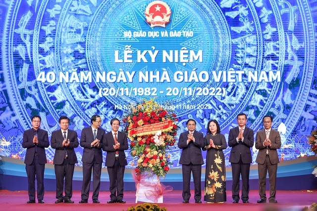 Thủ tướng tặng hoa chúc mừng 40 năm Ngày Nhà giáo Việt Nam - Ảnh: VGP/Nhật Bắc Thủ tướng tặng hoa chúc mừng 40 năm Ngày Nhà giáo Việt Nam - Ảnh: VGP/Nhật Bắc