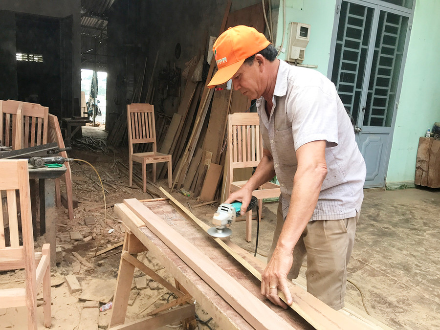  Ông Huỳnh Hữu Điền (làng Pleiku Roh, phường Yên Đổ) bên máy bào gỗ hiện đại. Ảnh: Nguyễn Diệp