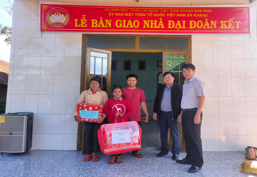 Ủy ban MTTQ Việt Nam huyện Đak Đoa bàn giao nhà "Đại đoàn kết" cho hộ nghèo tại xã Kdang. Ảnh: Thanh Nhật MTTQ huyện Đak Đoa bàn giao nhà đại đoàn kết cho hộ nghèo tại xã Kdang. Ảnh: Thanh Nhật